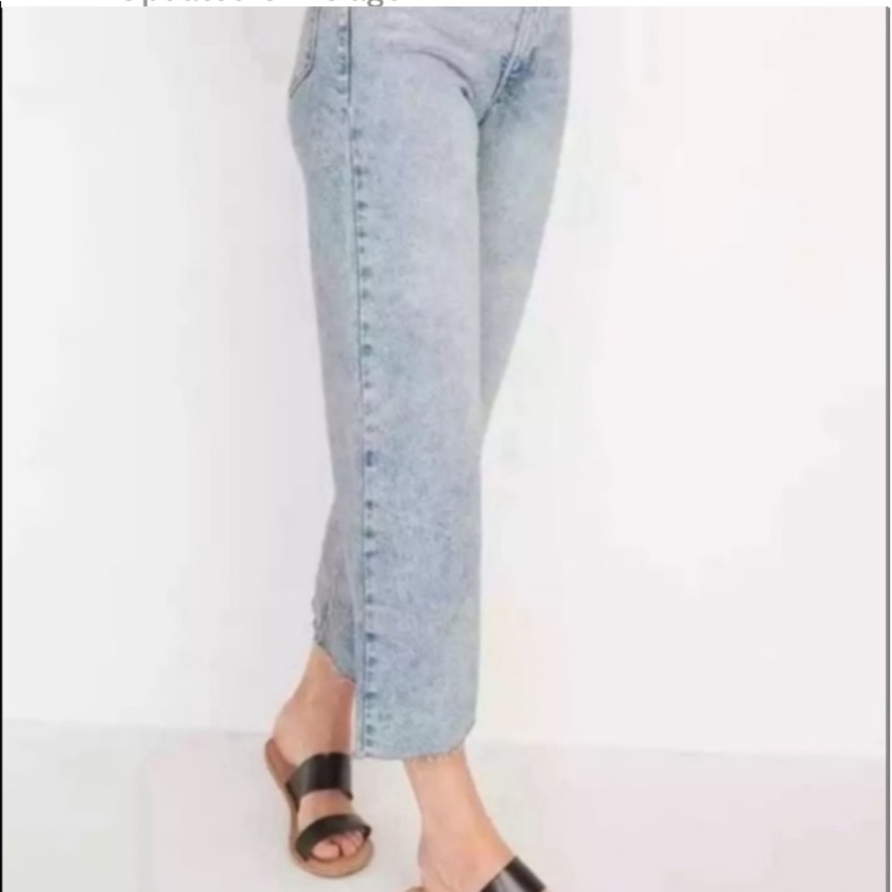 Extra High-Waisted
Wide-Leg Raw-hem